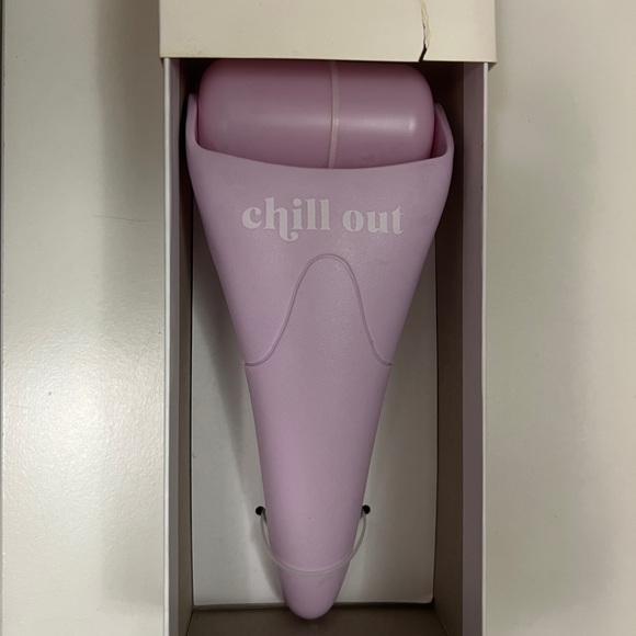 Love x June Facial Ice Roller - Picture 2 of 3